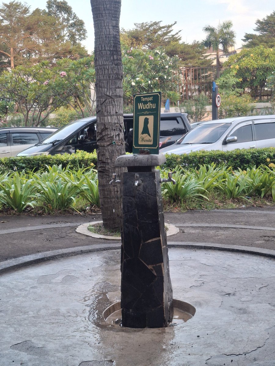 grootjunwan's tweet photo. Ini gimana konsepnya dah ?
Tempat wudhu wanita berada tepat di depan mushola pria, mana tempat wudhunya terbuka lagi 🤔
- di Pantai Ancol @ancoltmnimpian https://t.co/lICFQdsBqt