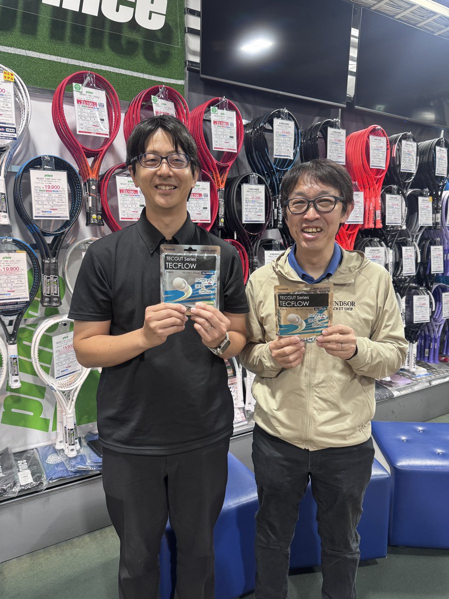windsorracket's tweet photo. 今日は渋谷店で収録！

本日発売しました、GOSEN「TECFLOW」の根掘り葉掘りを！

ポリエステルと組み合わせるために作られた、新しいハイブリッド向けマルチガットが満を持して登場！

根掘り葉掘り中、コーティングの特徴を活かす斉藤のアイデアが光る内容にも注目です！

動画は近日配信予定！お楽しみに！

#ウインザー #テニス #Tennis #ウインザーが楽しい #ハイブリッド専用ナイロン #GOSEN