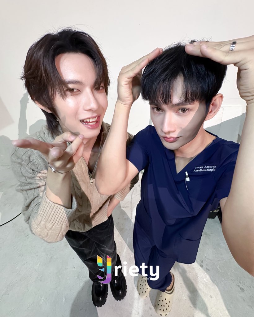 Yriety's tweet photo. Snap 📸 ภาพสไตล์ Gen Z สุดน่ารักจาก “คุณระฟ้า” (🐶) และ “น้องวอน” 🤏🏻 #poohpavel มาเสิร์ฟมัมหมีแล้ววว~ 🤗
.
#TheGrimLoverFitting 
#ppoohkt #pavelphoom 
#Yriety https://t.co/OPNONLnoKk