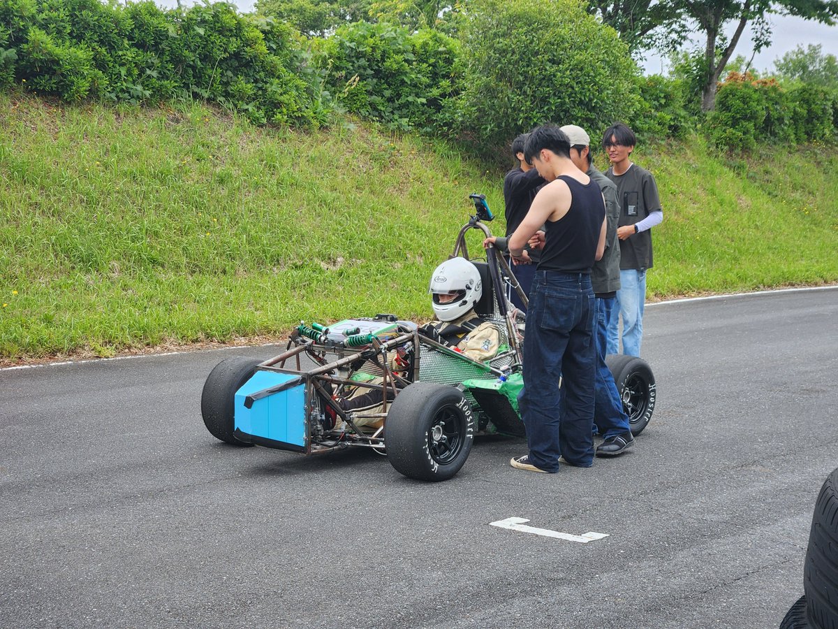 Formula_FPSU's tweet photo. 5月23日に日本自動車大学校様（@NATS_info）にコースをお貸しいただき、試走を行いました。この度はありがとうございました。
マシンの課題を洗い出すことができ、実りある試走会となりました。
#埼玉大学
#学生フォーミュラ
#FPSU https://t.co/ZsYftBCRIy