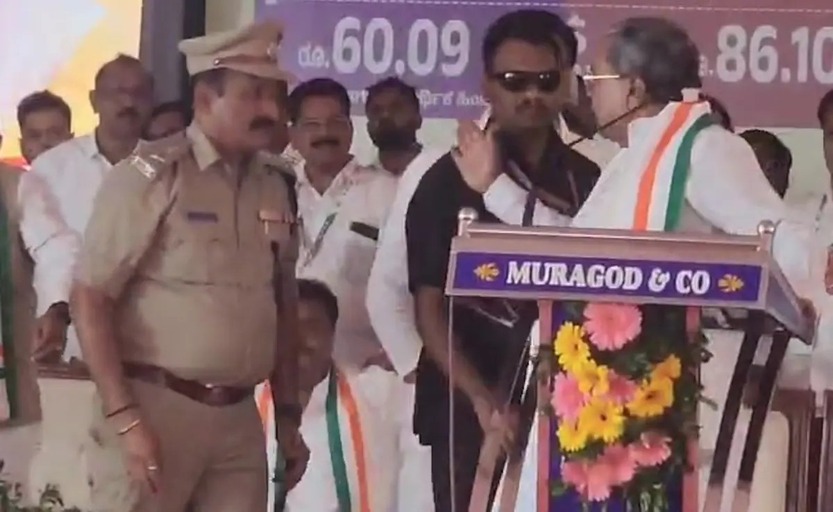 Virat_Rocky18's tweet photo. Fuel price increased by ₹3.5/L
Milk price increased by ₹9/L
Alcohol prices hiked by 50%
Stamp duty raised by 30%
Healthcare costs up by 15%
But somehow Siddaramaiah called a socialist leader while spending 50+cr on a new residence🤡
Middle class getting squeezed from every side https://t.co/1puSTpzJGo