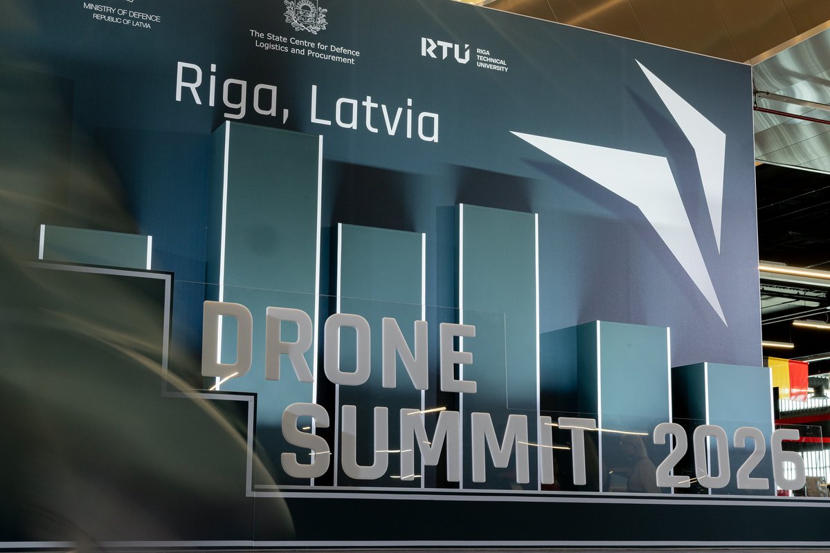 LIAALatvija's tweet photo. 🚁🇱🇻 Rīga kļuvusi par Eiropas dronu inovāciju un aizsardz��bas tehnoloģiju centru!

27.-28. maijā Rīgā norisinās “Drone Summit 2026” – viens no nozīmīgākajiem dronu un aizsardzības tehnoloģiju nozares notikumiem Eiropā, kas vienuviet pulcēja teju 2000 dalībnieku no 39 valstīm. 🌍🛰️

Samita laikā vienotu platformu diskusijām un nākotnes lēmumiem veidoja politiskie līderi, eksperti, zinātnieki un aizsardzības industrijas pārstāvji. 🤝

Šogad samitā pārstāvētas arī plašas starptautiskās delegācijas, tostarp Nīderlandi pārstāvēja vairāk nekā 100 dalībnieku –  50 uzņēmumi un vairāk nekā 70 nozares profesionāļi. Savukārt no vairāk nekā 15 uzņēmumu pārstāvēja  Norvēģijas aizsardzības un dronu nozari.

📍 Dronu samita laikā norisinājās arī uzņēmēju EXPO izstāde, kur savas jaunākās bezpilota lidaparātu tehnoloģijas un inovācijas demonstrēja 116 uzņēmumi no 20 valstīm, tostarp Ukrainas, Polijas, Turcijas, Kanādas, Vācijas, Lielbritānijas, Austrālijas, Lietuvas, Norvēģijas, Igaunijas, Zviedrijas, Nīderlandes, ASV, Itālijas, Izraēlas, Luksemburgas, Beļģijas, Francijas un Čehijas.

🇱🇻 Latviju EXPO izstādē pārstāvēja 30 tehnoloģiju ražotāji, apliecinot Latvijas aizsardzības un dual-use tehnoloģiju nozares attīstību un konkurētspēju starptautiskā līmenī.

📡 Dienu pirms samita sākuma Baltijā lielākajā militārajā poligonā “Sēlija” norisinājās NATO Innovation Range paraugdemonstrējumu pasākums, kur reālos apstākļos tika prezentētas un testētas modernākās dronu un pretdronu tehnoloģijas, tostarp pārtvērējdronu un elektroniskās karadarbības risinājumi.

“Drone Summit 2026” sniedza nozīmīgu platformu:
✅ starptautiskai sadarbībai
✅ investīciju piesaistei
✅ inovāciju attīstībai
✅ nākotnes tehnoloģiju partnerībām

👏 Paldies organizatoriem un partneriem:
🛡️ Latvijas Republikas Aizsardzības ministrijai
🚁 Valsts aizsardzības loģistikas un iepirkumu centrs
🌍 Invest in Latvia

🔗 Plašāka informācija:
https://t.co/7iJvad6DgF

@EM_gov_lv | @Arlietas  | @Brivibas36 | @AizsardzibasMin 
#DroneSummit2026 #LIAA #InvestInLatvia #Droni #AizsardzībasTehnoloģijas #Latvija #Innovation #DefenceT