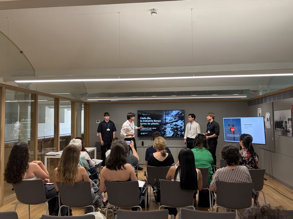fundaciobcnfp's tweet photo. @Circuitcat_cat @insffg_sjd @insmarianao @EdTbarcelona @Jovi_ES Últim repte de la jornada de dijous! ⚓ Els equips PLASTEAM del @HMarFP i Innovamar del @SantGabrielVLC tanquen el dia presentant els seus projectes de la mà de @MB92_Group. 🛥️ Demà més talent amb la segona tanda de finalistes! https://t.co/COLMSnMhd8