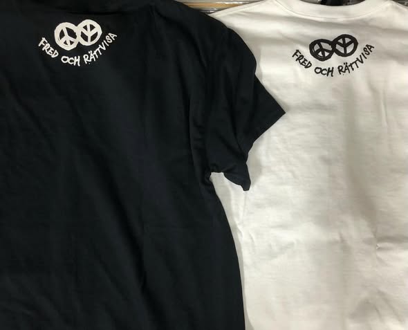 RECORDSHOPBASE's tweet photo. FEROCIOUS X Tシャツ入荷しました!! 各サイズ数枚ずつです！
フロントデザインはNYC在住、STATE MANUFACTURED TERRORのWombat氏によるもの!! US/DISTORT REALITYからリリースの新作7インチのジャケットデザインです!!
BLACK
https://t.co/cCRaOsrRgs
WHITE
https://t.co/63tSJeSr1b https://t.co/VHlFmdvP2g