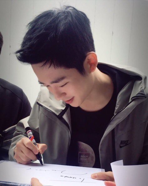 holyhj__'s tweet photo. 정해인<<< 사진에서 아기 분유 냄새 나요.....♡

#정해인 #junghaein https://t.co/IjTWRrEjyS