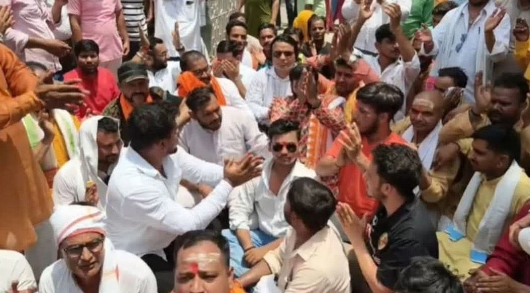 SurajpalJatav's tweet photo. सहारनपुर में दुष्कर्म पुजारी को बचाने के लिए , सवर्ण समाज ने हनुमान चालीसा पढ़कर , कानून का विरोध किया!

बलात्कारी पुजारी "विजय पंडित" ने 10 वर्षीय दलित बच्ची के साथ अश्लील हरकतों से दुष्कर्म का प्रयास किया....
आरोपी को गिरफ्तार करके जेल भेज दिया !

इसके विरोध में सभी सवर्णों को एकजुट कर, सहारनपुर पुलिस दफ्तर सामने हनुमान चालीसा का पाठ शुरू किया !
क्या ऐसे देश चलेगा जो अपराधी हो पुलिस उसे भी अरेस्ट न करे !