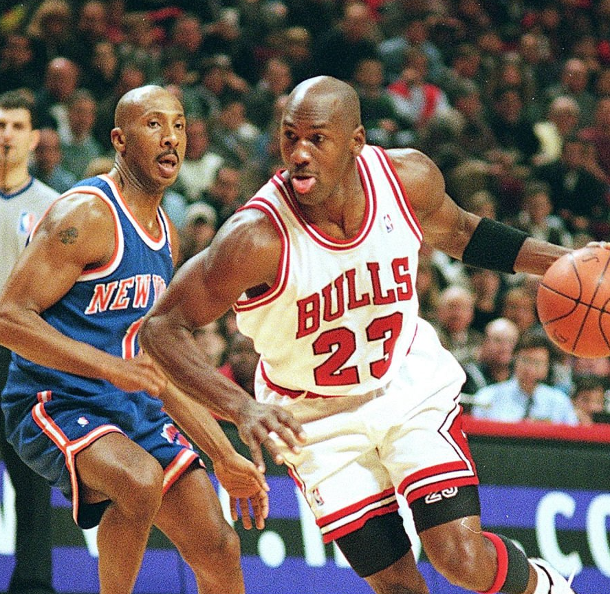 Basket_Infos's tweet photo. Quand Derek Harper raconte les 55 pts de Michael Jordan au Garden lors de son retour en 1995 😅

« Ils m’ont fait switcher pour me mettre sur Mike. Je n’invente rien, ses mots exacts ont été : 

“Harp, deux choses : tu es plutôt bon en défense, mais c’est trop tard. Je suis déjà chaud. Donc va où tu veux, mais tu ne vas pas m’arrêter. Pas aujourd’hui.” 

C’étaient ses mots exacts. Et il y avait des soirs où on ne pouvait pas arrêter Mike. Il y avait des soirs où on ne pouvait pas l’arrêter. »

via @RunItBackFDTV