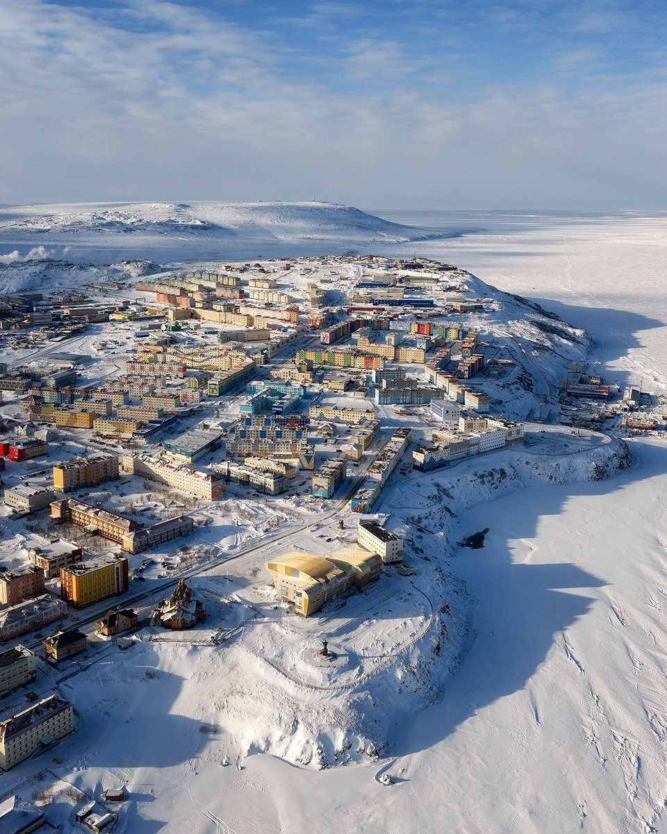 Us48434Anna's tweet photo. Anadyr, the capital of the Chukotka Autonomous Okrug, Russia's easternmost city, and a strategic port in the Arctic region,is located on the shores of a bay in the Bering Sea.
The city,built entirely on stilts in the harsh climate, is known for its brightly colored houses. 
🧵... https://t.co/mIZ9wXJcFA
