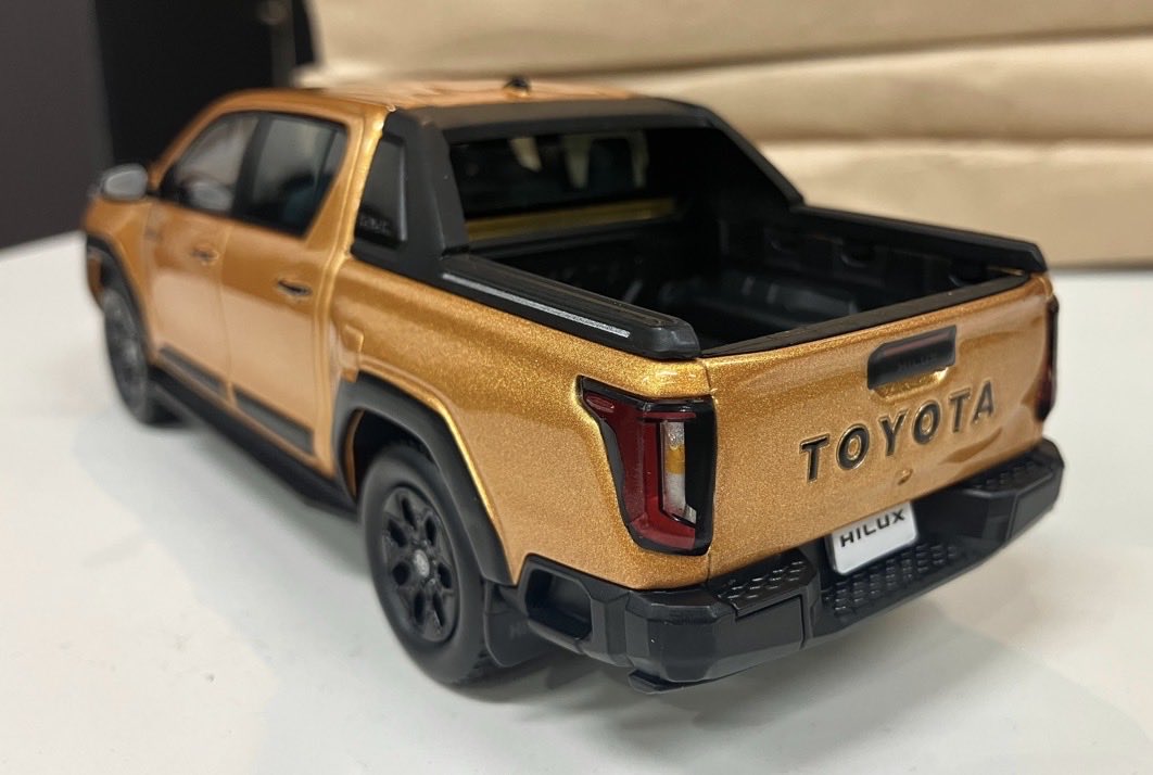 やはり新型ハイラックスもカラーサンプルあるのね！ 最近の乱発ぶり