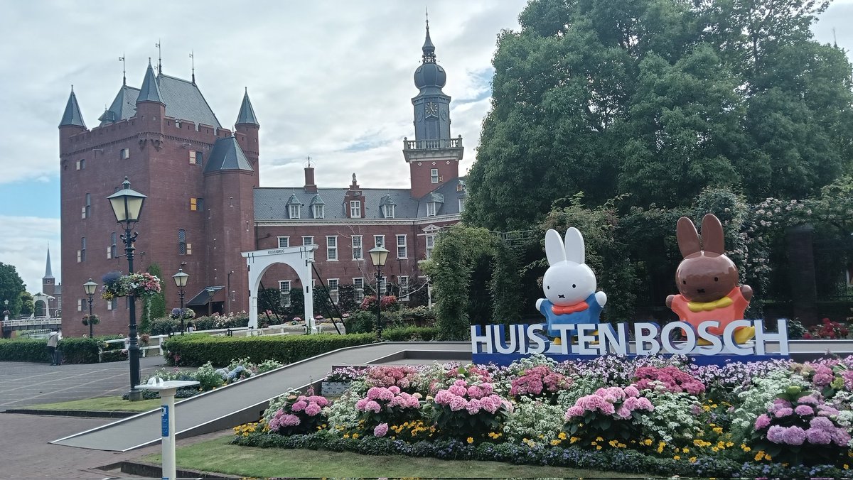 pinkdragon613's tweet photo. アフターパスで⌚
来たぜハウステンボス🇳🇱🐇
女性ソロ、わりといるよ🤟
素敵な外国人デュオのLIVEあり🎵

歩き疲れたけど日暮れまで夕飯食べつつ待ってみる。
西の方だから日暮れが遅い気がする。
ライトアップがキレイな予感✨
#長崎
#ハウステンボス https://t.co/NXceCppu7G
