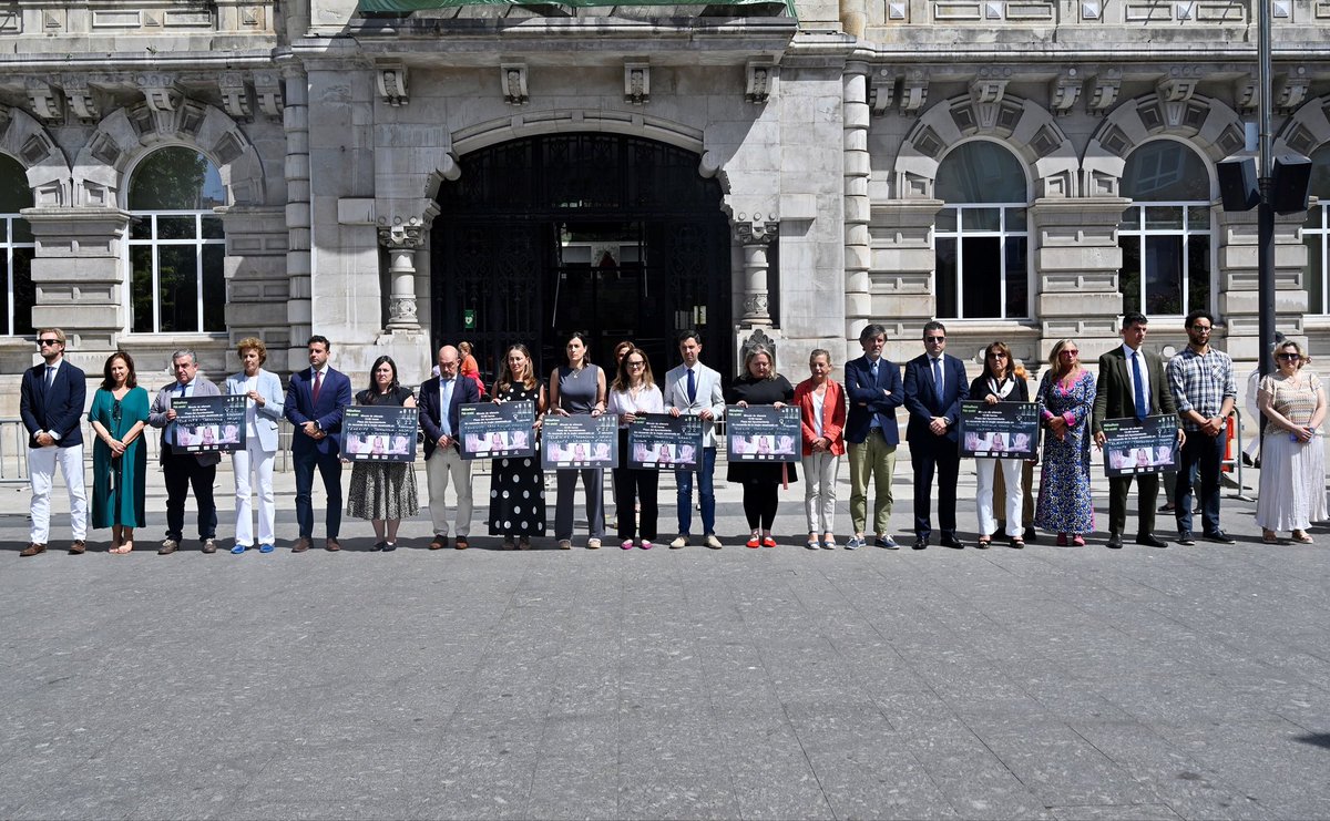 gemaigual's tweet photo. #Santander ha recordado este mediodía a las seis últimas mujeres asesinadas por violencia de género
La Plaza del #Ayuntamiento ha acogido, una vez más, una concentración en repulsa a los crímenes machistas que este año ya se han cobrado la vida de 22 mujeres 💔🖤 https://t.co/pZ38oDKeFt