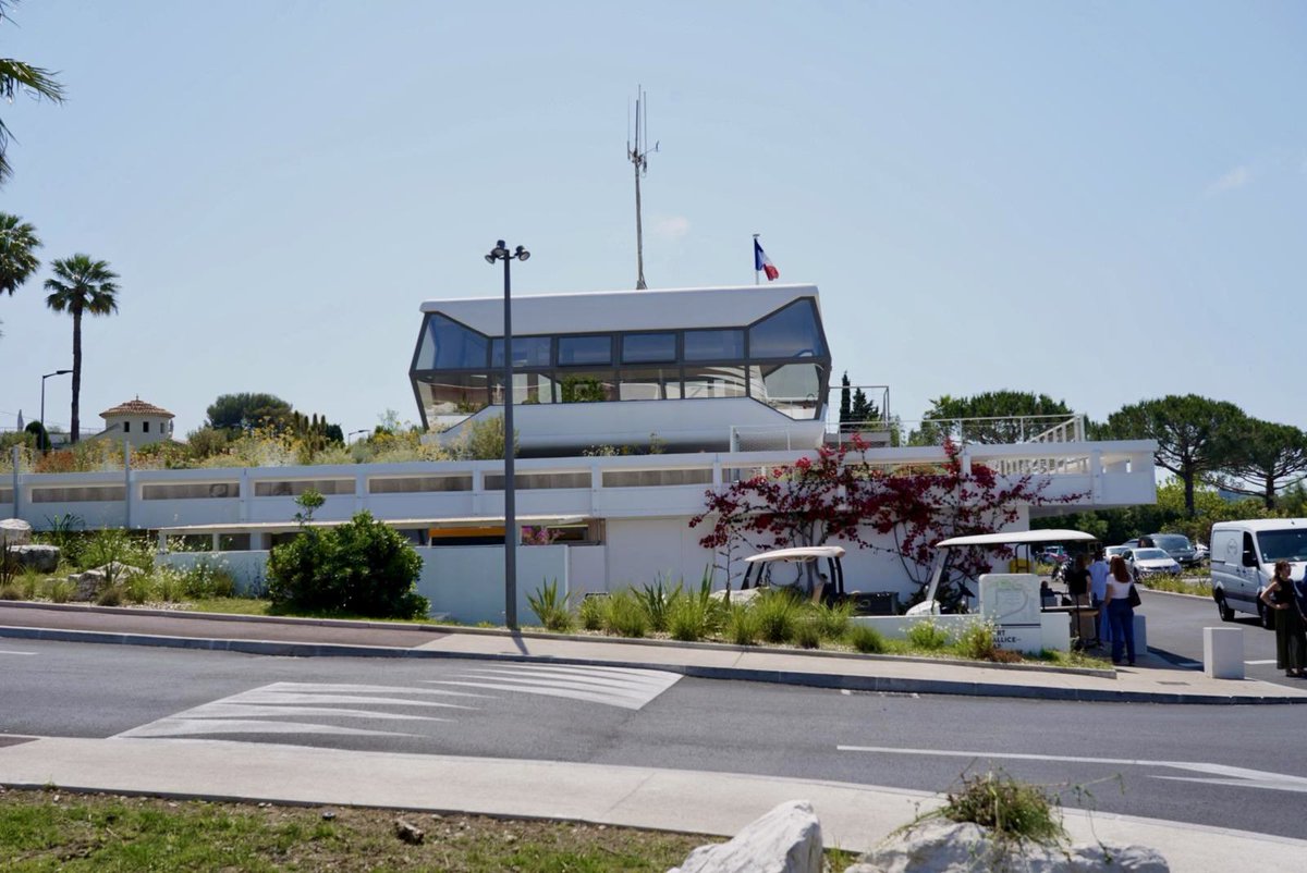 JeanLeonetti's tweet photo. La transformation du #portgallice est exemplaire et doit inspirer l’ensemble des futurs aménagements de la Ville d’#Antibes #JuanLesPins.

Je remercie la @CCIcotedazur et son président @JpSavarino d’avoir mené à bien ce projet de port Bleu, Blanc, Vert, né il y a dix ans sous l’expertise de l’atelier d’architecture  Philippe Prost.

Ce port, qui représente un projet financier important de 18M€ entièrement porté par la CCI, a l’immense avantage d’avoir été entièrement rénové avec une forte ambition économique, tout en respectant son cadre patrimonial.

Bleu, comme la Méditerranée. 
Vert, comme un jardin à ciel ouvert accessible aux Antibois.
Blanc, comme une œuvre architecturale moderne parfaitement intégrée.

La volonté de la DRAC d’attribuer le label « Architecture contemporaine remarquable » afin de reconnaître la qualité de cette rénovation, menée dans le respect de son environnement et des exigences écologiques modernes, en dit long sur l’excellence de ce projet, conduit à bon port grâce à un travail collectif exemplaire.