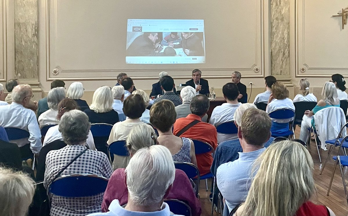 AgirEnOrient's tweet photo. #Liban : Quelle belle soirée de solidarité hier, autour du président d’APCO @FrancoisFillon , des témoignages forts et une mobilisation formidable. 
Merci à tous pour votre présence et votre générosité
Ensemble, continuons à agir 👉
https://t.co/REkGtm4Kwk https://t.co/CXDgHLLBit