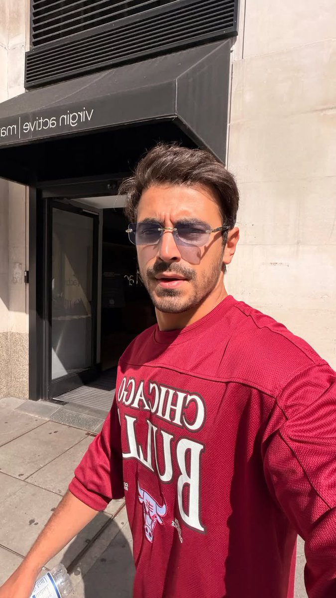 EminGGlobal's tweet photo. 🆕📸🎥 Emin via IG 🇬🇧  

Hyde Park, bike rides and now this… 🚲☀️  

summer in London looks so good  

and summer looks even better on him 😍✨  

#EminGünenç #Arafta #MerTeş https://t.co/xB9WtnnWPG