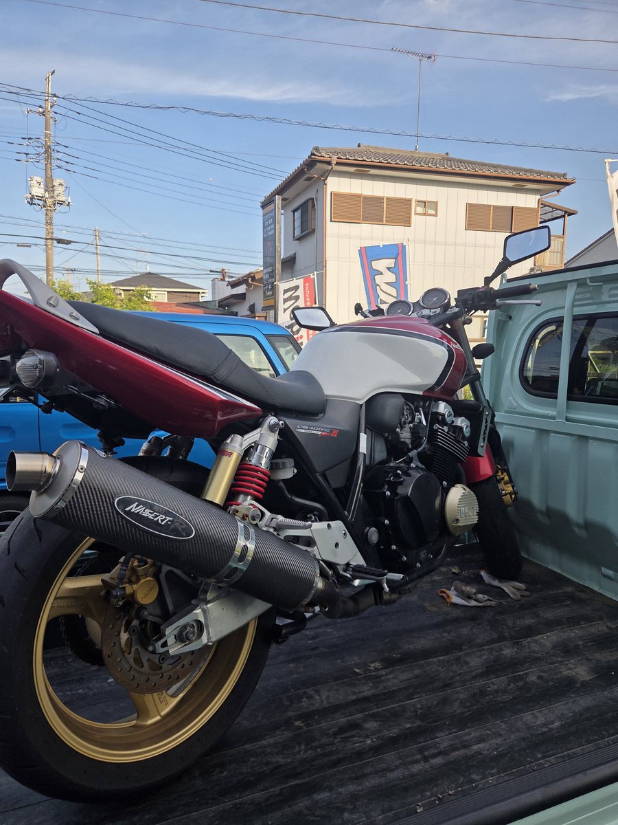 Korosuke01123's tweet photo. マジェスティ125
タイヤ交換ありがとうございました🏍️

引き取りも完了です🤗
CB400SF　SPEC3

部品もメッキが上がったのでこれから組み立てしていきます✨

朝イチ苗植えしたので今後天気が気になるようになりました☔w
#ホンダ
#タイヤ交換
#マジェスティ
#部品製作
#苗植え https://t.co/fem4vDSmVb