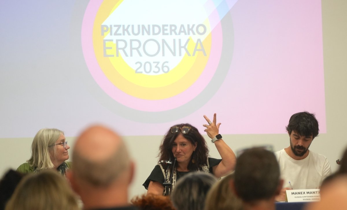EUROLANG's tweet photo. 📢Kontseilua launch plan to gain 300,000 Basque speakers by 2036 and to double language use with a leap forward in language measures.
🗣️Speakers at the event: Kontseilua, ELEN President, A Mesa, Omnium, Plataforma.
🔥Pizkunderako #Erronka 2036
🗞️https://t.co/84WnV4Cpo6 https://t.co/RuQ6FS8rhK