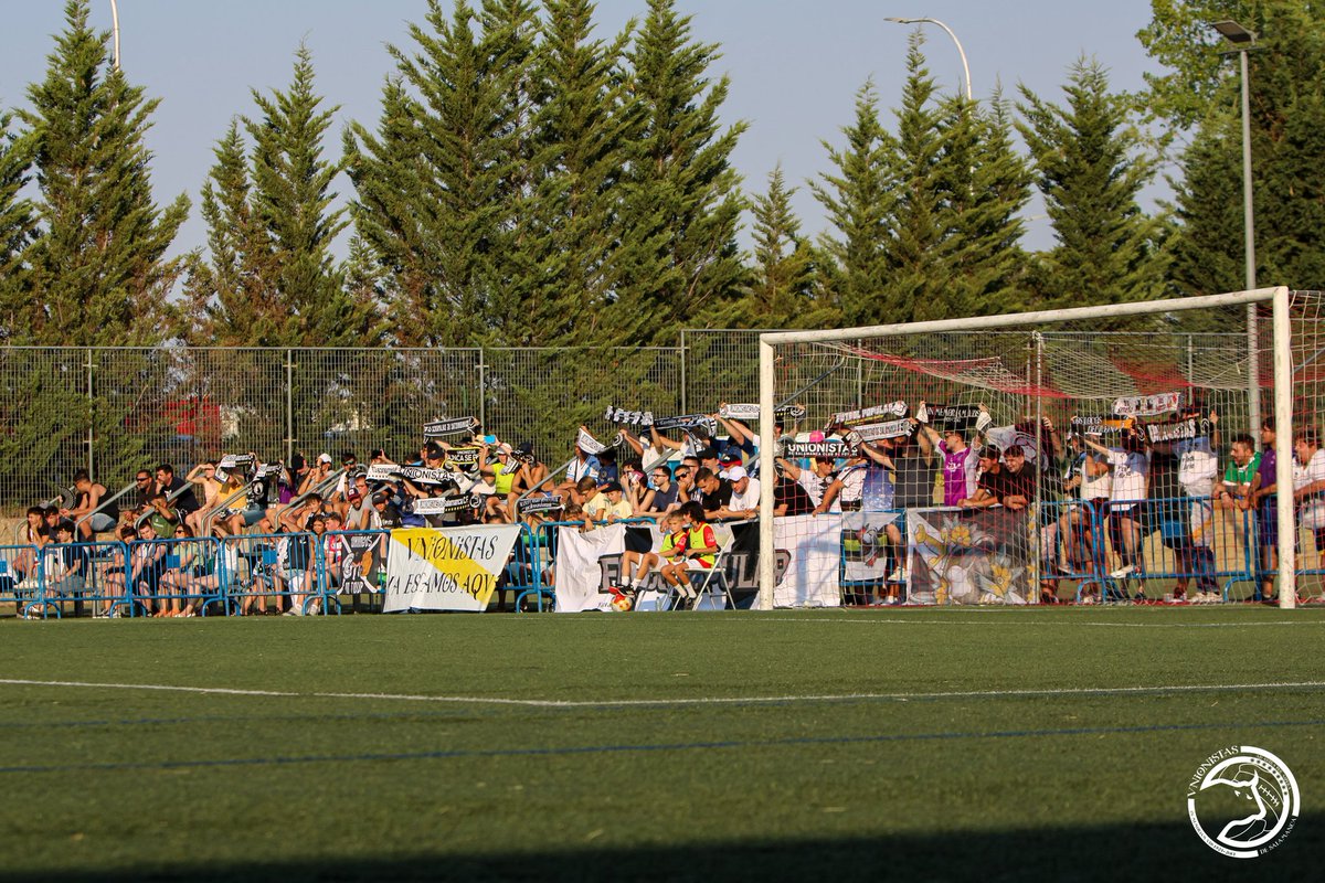 Fondo_Popular's tweet photo. Empezamos en pretemporada dejando claro desde el principio quiénes somos y dónde estamos.

🗓️ 3/08 vs Santa Marta: Pancarta "Ya estamos aquí".

🗓️ 9/08 vs Engendro: Tifo "El Rey", porque en Salamanca reina el fútbol popular. 👑🏰 https://t.co/f777SiuRvF