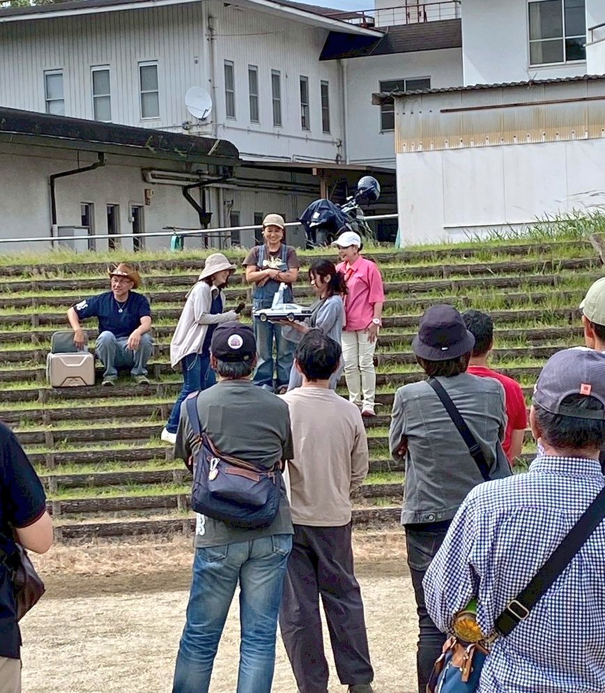 raging_wave049's tweet photo. 先週末は、車好きが集まる『カフェセブン（京都南山城村）』の
スポーツカー&amp;スーパーカーが約400台並ぶイベントに参加してきたよー！🚗

で…まさかの、、
主催が選ぶ3台に選んで頂きました！！🏆️
めっちゃ嬉しかったし楽しかったー！😂♥

皆様ありがとうございました！！✨️ https://t.co/maqzdPMYTc