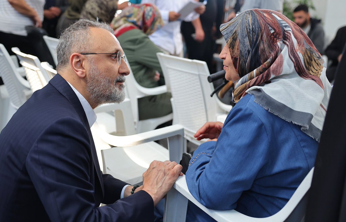 Dr_MBulentOzmen's tweet photo. Kurban Bayramı’nda, aziz şehitlerimizin bizlere emaneti olan kıymetli ailelerimizle bir araya gelerek bayramlaştık.

Birlik, dayanışma ve kardeşlik duygularını hep birlikte paylaştığımız bu mübarek günlerin; huzura, barışa ve nice güzel bayramlara vesile olmasını diliyorum.

Vatan uğruna canlarını feda eden aziz şehitlerimizin ruhları şad, mekanları cennet olsun.

#KurbanBayramı #Eyüpsultan