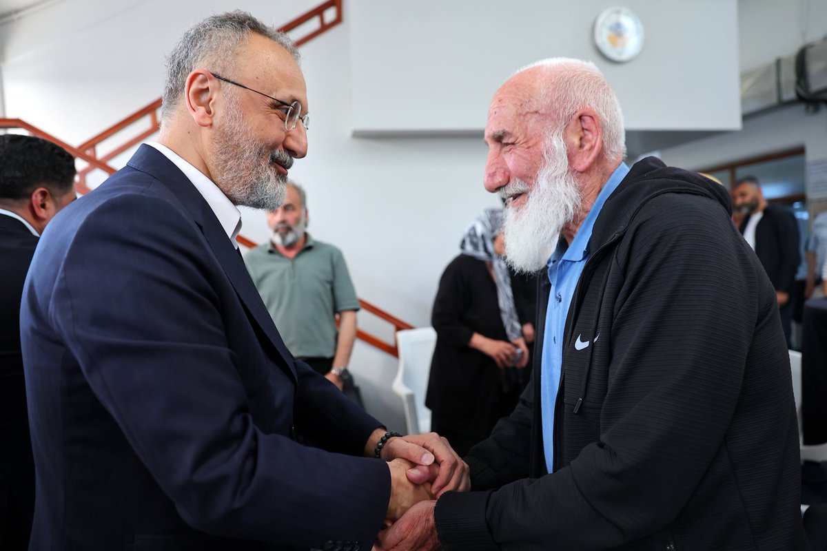 Dr_MBulentOzmen's tweet photo. Kurban Bayramı’nda, aziz şehitlerimizin bizlere emaneti olan kıymetli ailelerimizle bir araya gelerek bayramlaştık.

Birlik, dayanışma ve kardeşlik duygularını hep birlikte paylaştığımız bu mübarek günlerin; huzura, barışa ve nice güzel bayramlara vesile olmasını diliyorum.

Vatan uğruna canlarını feda eden aziz şehitlerimizin ruhları şad, mekanları cennet olsun.

#KurbanBayramı #Eyüpsultan