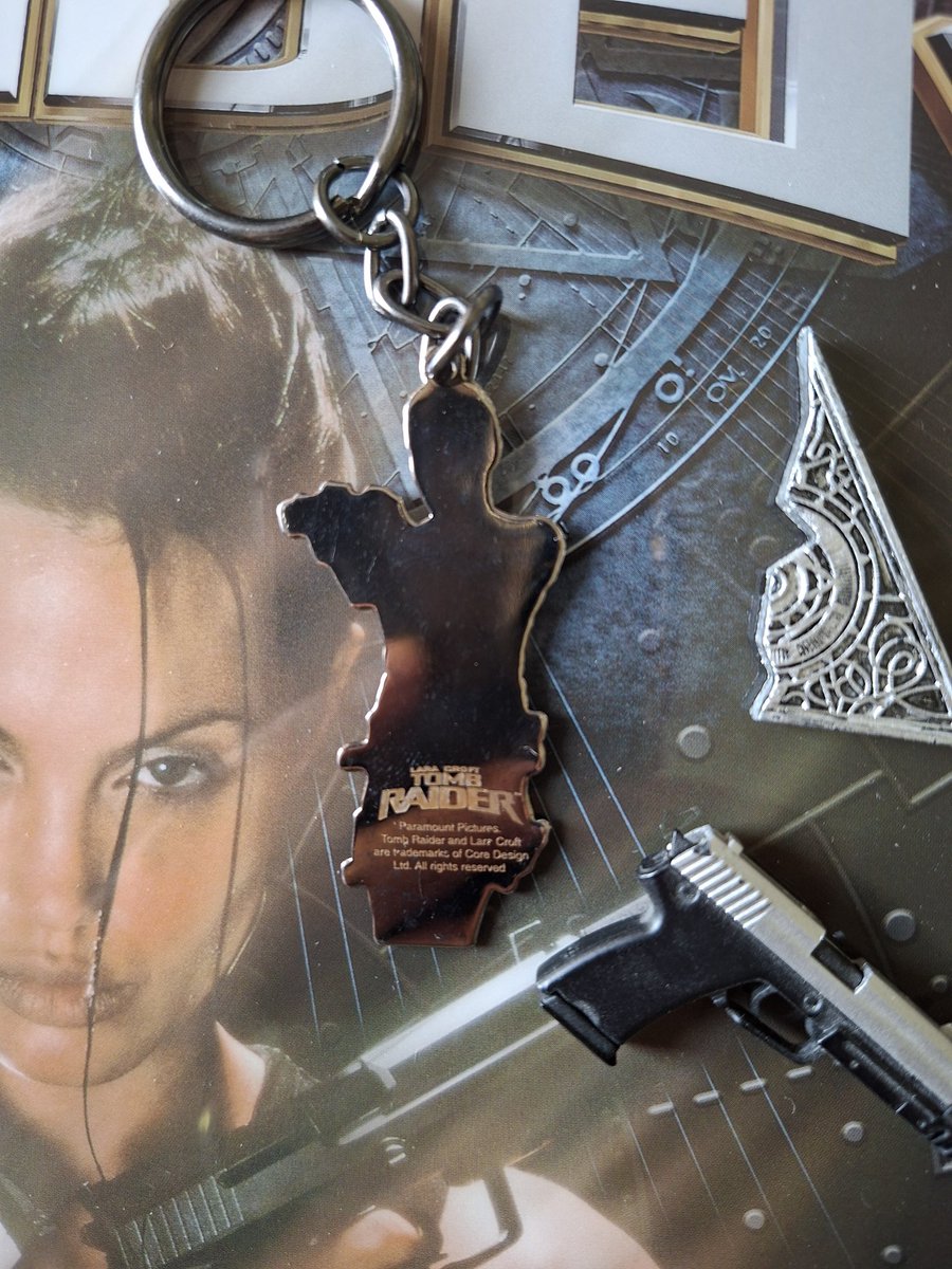 CollectionMik's tweet photo. 🇫🇷 Un porte-clé officiel représentant Angelina Jolie en Lara Croft.
Merci @Arizo29 pour nous avoir partagé le lien !

🇬🇧/🇺🇸 An official keychain featuring Angelina Jolie as Lara Croft.
Thanks to @Arizo29 for sharing the link with us!

#laracroft #tombraider @tombraider https://t.co/irpSKtlA1R