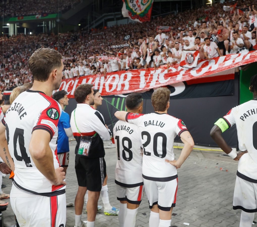 ultras_clips's tweet photo. ❌ They don’t have the logistics for online match ticket sales. 
❌ The stadium bathrooms often do not have running water. 
❌ Their training ground and the stadium itself are in conditions unworthy of first division club. 

And even so, Rayo Vallecano showed that football often doesn’t understand logic, having reached a continental final against a club that has five times their budget. 🤍👏