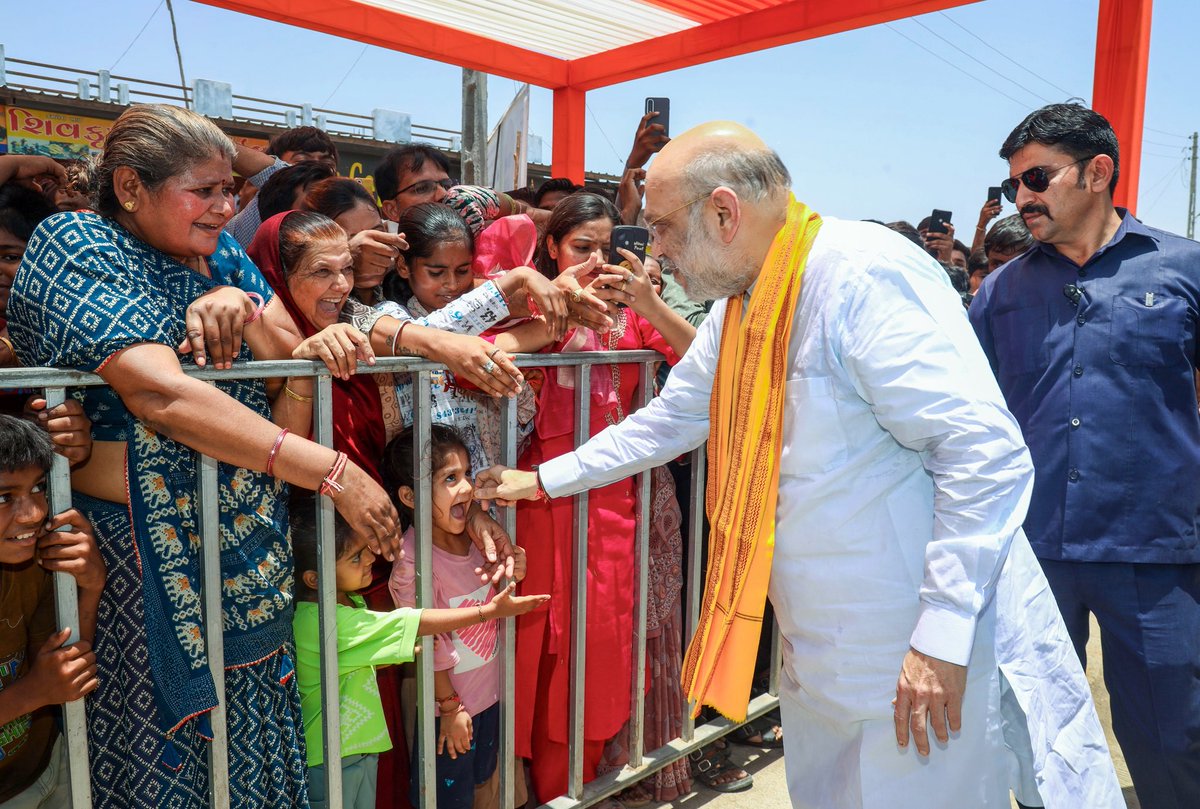 AmitShah's tweet photo. मोदी सरकार में हमारी ग्राम पंचायतें सशक्त होकर ग्रामीण विकास का अहम केंद्र बनी हैं। आज कलोल (गांधीनगर) में निर्मित नए ग्राम पंचायत कार्यालय का लोकार्पण किया।

આ ભવન કેન્દ્ર અને રાજ્ય સરકારની યોજનાઓને ગામેગામ સુધી પહોંચાડવા અને લોકોની સમસ્યાઓના નિવારણ માટેનું મજબૂત માધ્યમ બનશે. https://t.co/ixRs9fVGTn