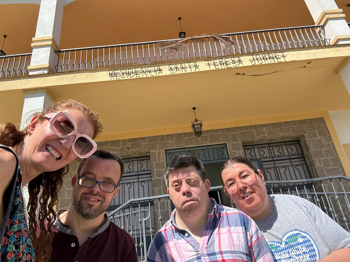 FUNDHEX's tweet photo. Hoy, visitamos a San Judas Tadeo en la Residencia Santa Teresa Jornet de Mérida. Un día señalado en cada mes para renovar tradiciones, compartir momentos y mantener vivo el compromiso y la cercanía. 
#InclusiónSocial
#Compromiso
#FUNDHEX
#Mérida https://t.co/IwrfC04BVV