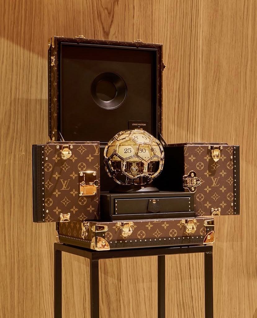 lalisabrasil's tweet photo. #LISA fará parte do projeto global de 10º aniversário da Louis Vuitton x UNICEF, que celebra a “União”.

Ela aparece na nova edição do livro “REBONDS” ao lado de figuras globais, enquanto a campanha também apoia a missão da UNICEF para crianças e jovens em todo o mundo por meio de projetos especiais e da nova coleção Silver Lockit 2026.

Este é mais um marco significativo entre a Louis Vuitton e a UNICEF, celebrando 10 anos de colaboração global por meio de projetos e trabalhos especiais que refletem o conceito de 'União'. Entre eles, uma nova edição do livro com fotografias de personalidades famosas de todo o mundo ao lado da bola de futebol Monogram, um símbolo da campanha. 

cr. voguethailand 

@wearelloud @LouisVuitton @UNICEF