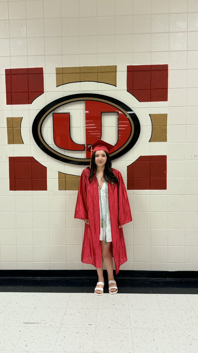 RichardPiwowar's tweet photo. She graduated. https://t.co/enMXXvVIBu
