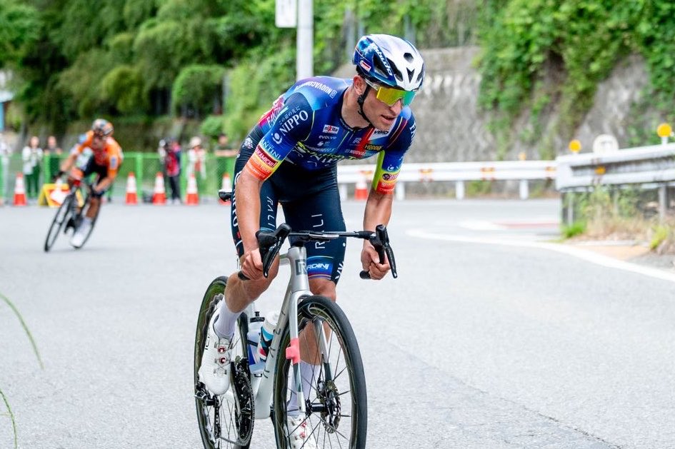 SolutionTechNR's tweet photo. FABBRO SFIORA IL SUCCESSO NELLA QUARTA TAPLA DEL TOUR OF JAPAN 🥈🇯🇵

Ottima prestazione per il Team Solution Tech–NIPPO–Rali nella quarta tappa del Tour of Japan, con Matteo Fabbro che ha conquistato un ottimo secondo posto.

La frazione, caratterizzata da un circuito vallonato di 120,9 km a Shinshu Iida–Shinshu Iida e continui saliscendi, ha selezionato progressivamente il gruppo dei migliori.

Nel finale, il team ha portato Fabbro e Kamiel Bonneu nelle posizioni di testa nel momento chiave della corsa, prima dell’azione decisiva. 

Fabbro ha risposto agli attacchi, avvantaggiandosi insieme ad altri due corridori e giocandosi tutto negli ultimi metri, dove ha conquistato il secondo posto, guadagnando secondi preziosi che lo portano al 4° posto in classifica generale.

FABBRO COMES CLOSE TO VICTORY IN THE FOURTH STAGE OF THE TOUR OF JAPAN 🥈🇯🇵

Strong performance from Team Solution Tech–NIPPO–Rali in the fourth stage of the Tour of Japan, with Matteo Fabbro taking an excellent second place.

The stage, featuring a rolling 120.9 km circuit in Shinshu Iida–Shinshu Iida and constant ups and downs, progressively thinned out the leading group.

In the finale, the team positioned Fabbro and Kamiel Bonneu at the front at the key moment of the race, just before the decisive move.

Fabbro responded to the attacks, going clear with two other riders and contesting the final metres, where he secured second place, gaining valuable seconds that move him up to 4th place in the overall classification.

📸 @sonoko_cat / @iimiwa 

#TeamSolutionTechNIPPORali