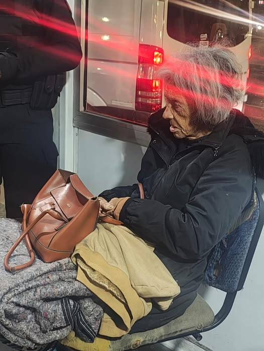 XxiJusticia's tweet photo. Lugano
Esta abuela está en la comisaría 52 
Si alguien la reconoce, acérquense https://t.co/gQ1qDR7xsR