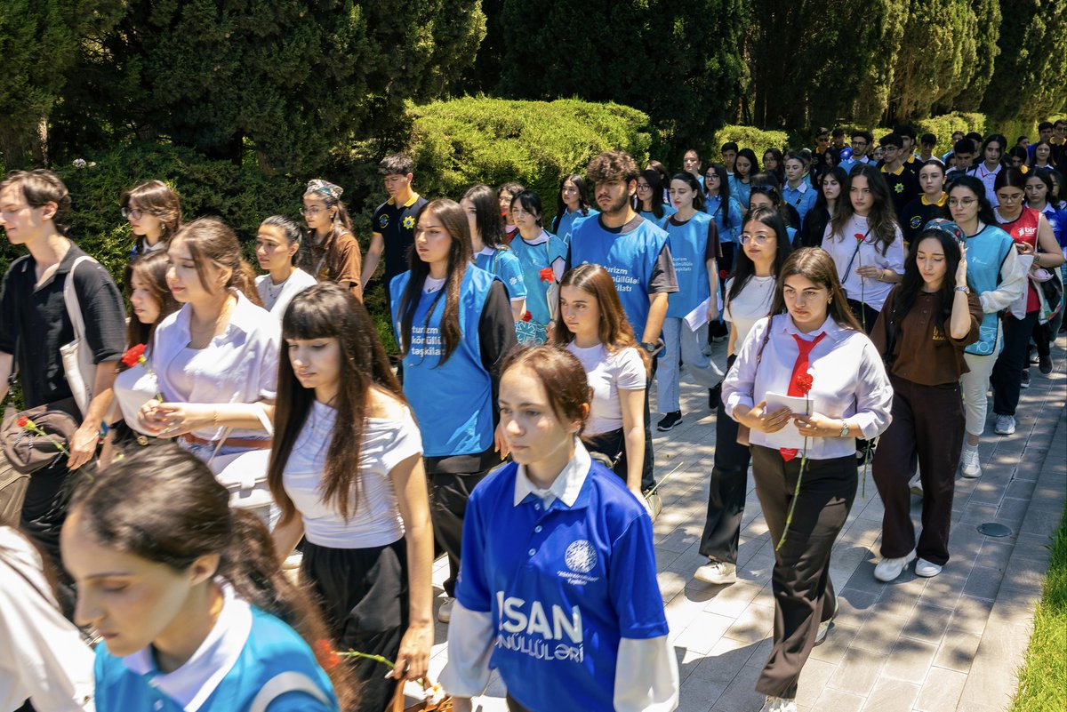 asanvolunteers's tweet photo. 28 May - Müstəqillik Günü münasibətilə ölkənin aparıcı gənclər və könüllü təşkilatlarının rəhbər və nümayəndələri Fəxri Xiyabanı ziyarət ediblər.
#AKT #ASANKönüllüləri #ASANVolunteers #AKTİ #AzərbaycanKönüllüləri #AzGF #MüstəqillikGünü #28May https://t.co/9KAfvaecVM