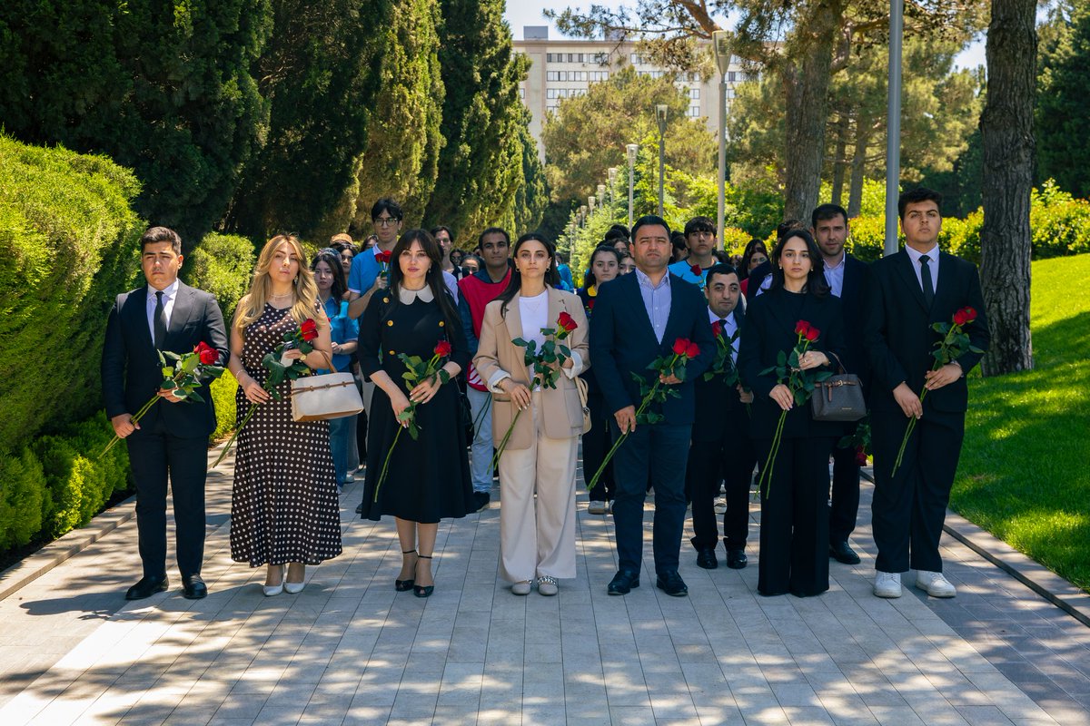 asanvolunteers's tweet photo. 28 May - Müstəqillik Günü münasibətilə ölkənin aparıcı gənclər və könüllü təşkilatlarının rəhbər və nümayəndələri Fəxri Xiyabanı ziyarət ediblər.
#AKT #ASANKönüllüləri #ASANVolunteers #AKTİ #AzərbaycanKönüllüləri #AzGF #MüstəqillikGünü #28May https://t.co/9KAfvaecVM