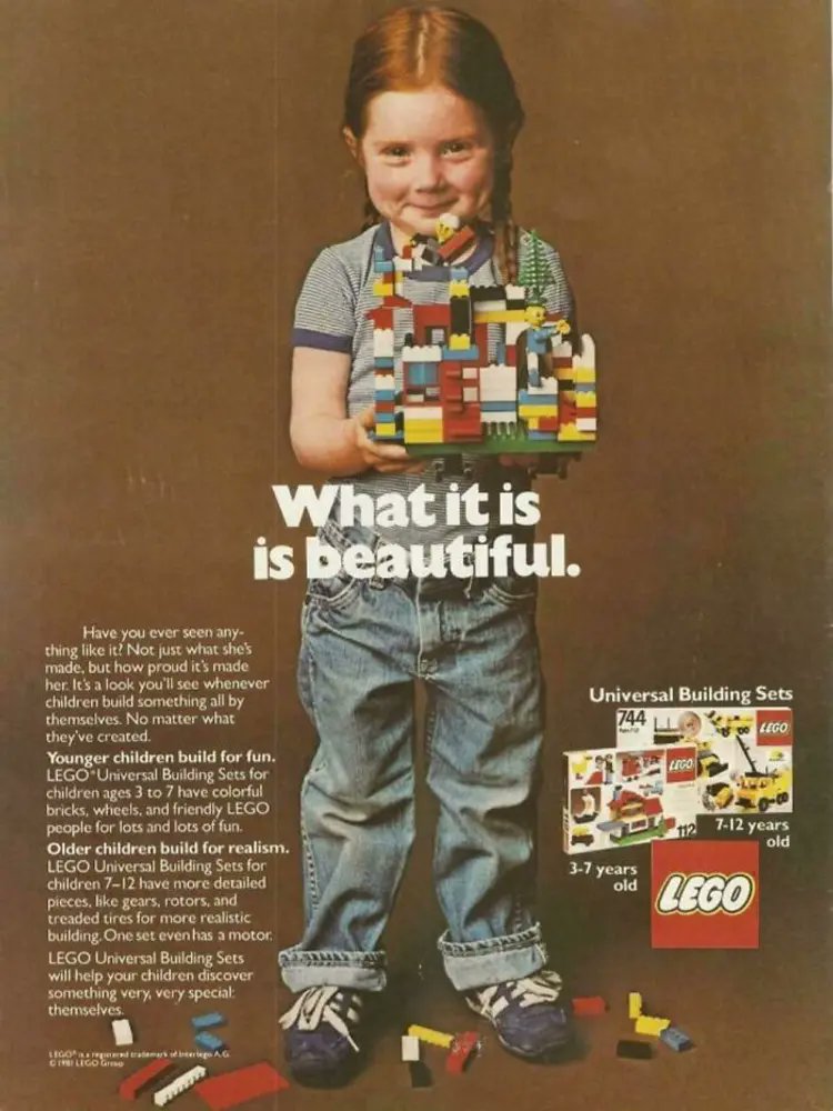 ankorinclan's tweet photo. Una niña pelirroja con vaqueros, una construcción de LEGO en las manos y una sonrisa que no está posando para nadie. Esa imagen lleva más de cuarenta años siendo uno de los anuncios más citados de la historia de la publicidad.

Se llamaba Rachel Giordano. Tenía unos siete años cuando la fotografiaron para la campaña de 1981. El titular decía simplemente: What it is is beautiful. Lo que es, es hermoso. Sin mencionar si era niña o niño. Sin color rosa. Sin instrucciones sobre qué debía construir.

Lo que muchos recuerdan como un gesto revolucionario de LEGO en realidad era la continuación de algo que la empresa danesa llevaba haciendo desde los años 50: vender sus piezas como un juguete universal. Los sets se llamaban Universal Building Sets. La creatividad era el producto, no el género del comprador.

Lo interesante llegó después.

En los años siguientes, LEGO fue derivando hacia una segmentación por géneros cada vez más marcada. En 2012 lanzó LEGO Friends, una línea diseñada específicamente para niñas, con colores pastel, figuras femeninas estilizadas y sets de cafeterías, salones de belleza y boutiques. Las críticas fueron inmediatas.

Fue entonces cuando alguien rastreó a Rachel Giordano, la niña del anuncio de 1981. La encontraron: tenía 37 años y era médico. En una entrevista con Adweek en 2014 fue directa: en 1981 los LEGO eran universales y la creatividad del niño producía el mensaje. En 2014, era el juguete el que le decía al niño quién debía ser.

LEGO escuchó, al menos en parte. En 2021, en el 40 aniversario del anuncio original, la empresa lo recreó para el Día Internacional de la Mujer bajo el nombre Future Builders y se comprometió públicamente a eliminar los estereotipos de género de sus productos y campañas.

El anuncio de 1981 no era radical para su época. Se volvió radical cuando la industria fue en dirección contraria.