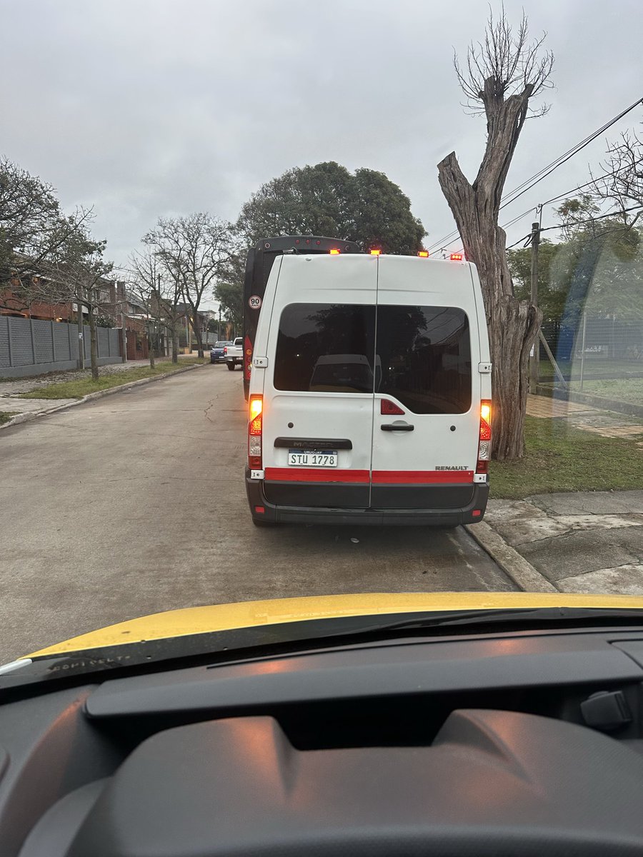 iplada's tweet photo. Cuando la escuela en la q trabajas contrata camionetas de turismo si permiso de trasladar niñ@s 
Lamentable 
@imtransito https://t.co/60QAt7Bn8k