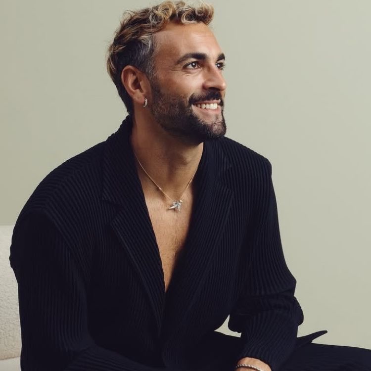 _LaChicca__'s tweet photo. Oggi ho nostalgia del Mengoni biondo, quindi ve lo beccate in tl, 
perché si. https://t.co/i7jazocEM7