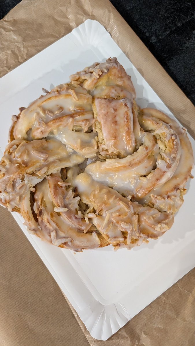 369leon963's tweet photo. Maikringel ist wirklich so Top Tier in Sachen Kuchen WOW https://t.co/fgw6G0kvF8