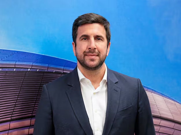 MadridSports_'s tweet photo. 🚨 COMUNICADO OFICIAL de Enrique RIQUELME tras las insinuaciones de Florentino Pérez:

"El Real Madrid merece mucho más que ruido, mentiras, bulos interesados y campañas de difamación entre madridistas que comparten un mismo amor por el club y que jamás deberían utilizarse para limitar la democracia en el Real Madrid"

"En las últimas horas, hemos visto con tristeza cómo el Sr. Florentino Pérez y personas de su entorno más cercano, han optado por la descalificación personal y la tensión en lugar de favorecer un debate sereno, elegante y a la altura de la mayor institución deportiva del mundo. El señor Florentino Pérez difundió informaciones que son total y rotundamente falsas, apoyándose en publicaciones por las que el propio medio ha pedido disculpas a esta candidatura y que ya han sido rectificadas por el propio medio porque habían recibido información falsa e interesada. De hecho, la operación a la se hace referencia se financió con una emisión de bonos corporativos en el mercado estadounidense de 2.000 millones de dólares al 7,25% y supuso un hito para la historia de emisiones en América Latina, con una demanda por valor de 8.000 millones de dólares"

"De nuevo y por tercera vez en apariciones públicas, resulta inaceptable la actitud y las formas de Florentino Pérez, poniendo en duda la limpieza y la legitimidad de nuestra candidatura, pese a que ha sido proclamada válida por la Junta Electoral conforme a los Estatutos y a las Normas Electorales del Club"

"Por todo ello, queremos comunicar a los socios: la candidatura está liderada por Enrique Riquelme, avalada directamente con su patrimonio personal y está validada por la Junta Electoral. Cualquier insinuación sobre personas vinculadas, quien debería explicarlas es el propio Florentino Pérez tras 20 años en el poder, incluyendo una explicación detallas de la vinculación de sus familiares y amigos en el circuito de dirección e intermediación del club"

"En la etapa que menciona Florentino Pérez sobre Ramón Calderón, Enrique Riquelme, tenía 15 años. El único miembro de la candidatura que formó parte de aquella época es el Sr. Antonio Medina, pero el Sr. Pérez olvidó mencionar que también ha sido miembro de su dirección en la Fundación Real Madrid hasta la semana pasada y que dimitió para sumarse a nuestra candidatura. Así mismo, en nuestro equipo participa Juan Mendoza, hijo del Presidente Ramón Mendoza, que formó parte de la Junta del Sr. Calderón y dimitió por discrepancias con el expresidente a los 3 meses. Es falso que cuestionar decisiones del actual presidente sea "atacar al Real Madrid": es un ejercicio democrático y estatutario que fortalece la institución y devuelve la voz a los socios, los verdaderos dueños del club"

"Es inaceptable que se silencien o ridiculicen las dudas de los socios sobre los negocios del club y las relaciones de determinados miembros del entorno presidencial, como el señor Anas Laghari, cuya influencia en operaciones estratégicas y con dudosas intermediaciones económicas, vinculadas al Real Madrid y a las palancas del Barcelona F.C., que merece transparencia total y explicaciones claras ante la masa social. Por todo ello, invitamos de nuevo y formalmente al señor Pérez a un debate público, abierto y televisado, en el que ambos candidatos podamos responder preguntas y confrontar ideas con transparencia sobre el modelo de club, los proyectos y las sombras que rodean la actuación de parte de su equipo y sus tentáculos en los negocios del Real Madrid"

"Los socios merecen saber la verdad de lo que está pasando dentro del club y poder decidir con información completa, respeto institucional y luz y taquígrafos, porque las etapas pasan, pero el Real Madrid y sus valores deben permanecer siempre por encima de cualquier persona. En todo caso, nuestra candidatura seguirá con una campaña limpia, serena, centrada en las ideas de futuro para los socios y siempre, transparente y respetando el legado que todos los madridistas hemos heredado desde 1902"