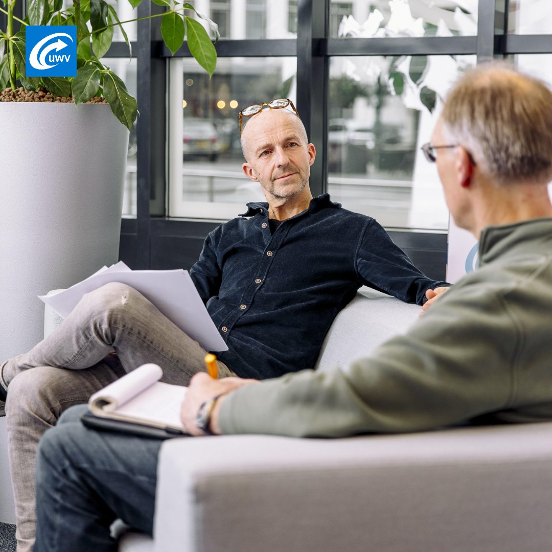 UWVnl's tweet photo. ‘Het mooiste is als iemand hier vertrekt met helderheid, vertrouwen en een volgende stap.’ Eduard van Breeden vertelt over zijn werk als gids bij het werkcentrum. Daar wijzen UWV en andere organisaties bezoekers de weg op de arbeidsmarkt. https://t.co/WKfwymyli1 https://t.co/P96E8oELbx