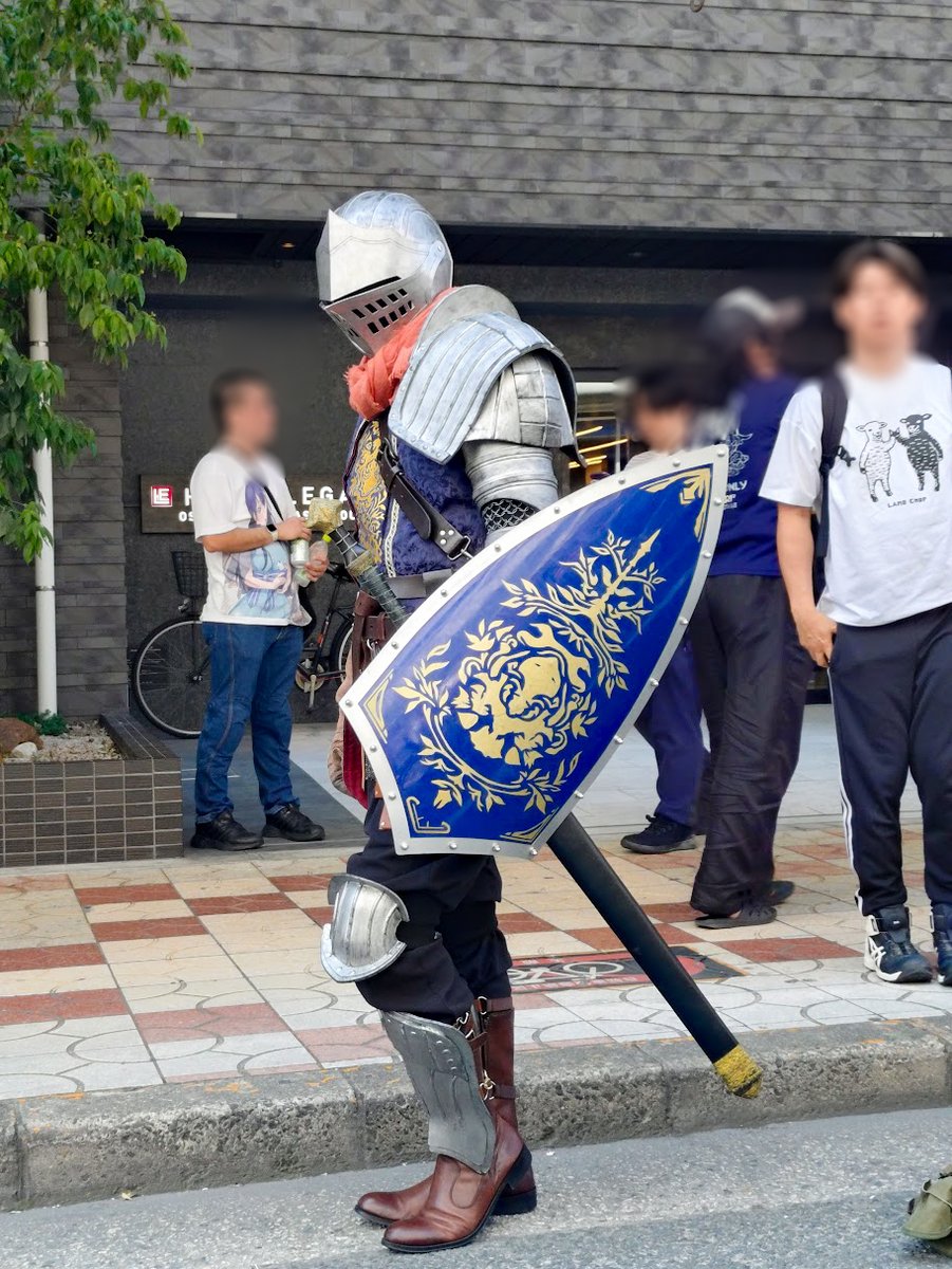 Valley_Hunter_'s tweet photo. そしてストフェスと言えば貴公、居たーっ！
後ろの外国人が「Dark Souls?」と呟いてたり、彼女を放っておいて「Dark Soulだ」と見入っていた彼氏とかいましたが、そりゃ上級騎士が歩道に立っていたらカッコイイですよね！

@gvgexvs0919 さん
#ストフェス２０２６ 
#日本橋ストリートフェスタ https://t.co/PZ1POm2m6S