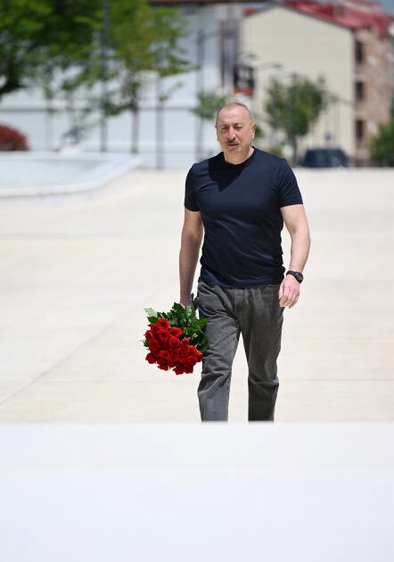 ArifogluRauf's tweet photo. Prezident Müstəqillik Gününü Xankəndidə qeyd edir: Zəfər tağının önünə gül dəstələri düzdü

https://t.co/frticrcApP https://t.co/yxyNXvp9AI