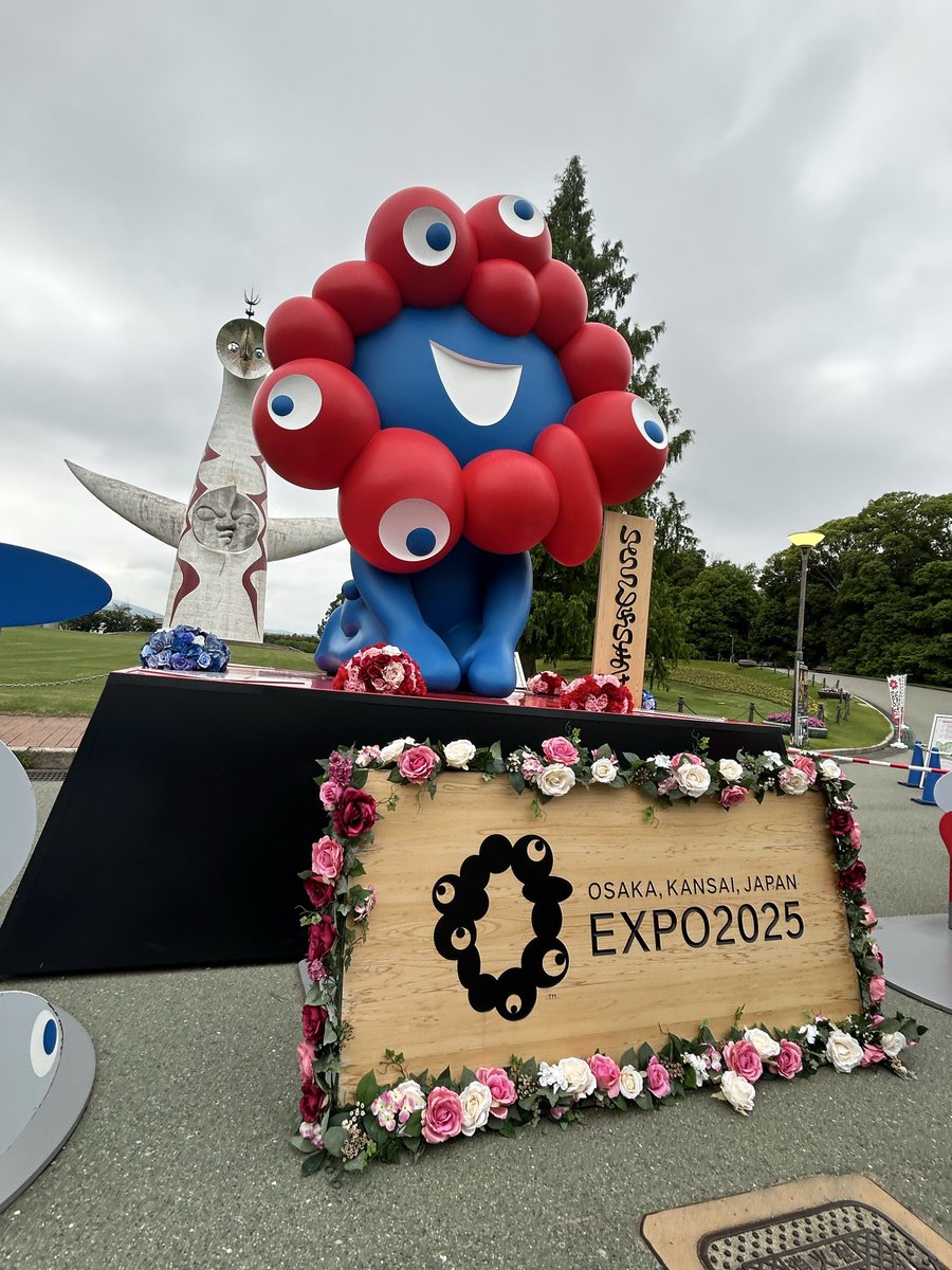yujiro17's tweet photo. パネルや台のバラの装飾もいい感じ🌹

万博記念公園の「ワクワク」、6/2(火)まで😢
また帰ってきて欲しいなぁ

#万博記念公園　#ミャクミャク https://t.co/PetjazLfZ3