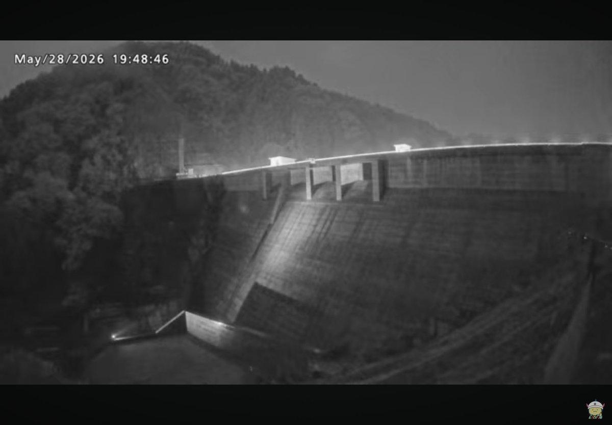 yoshinosegawa_D's tweet photo. いよいよ越流間近ですので、今夜はダム堤体をサーチライトで照らしております！！ https://t.co/SP4sJWm0NJ