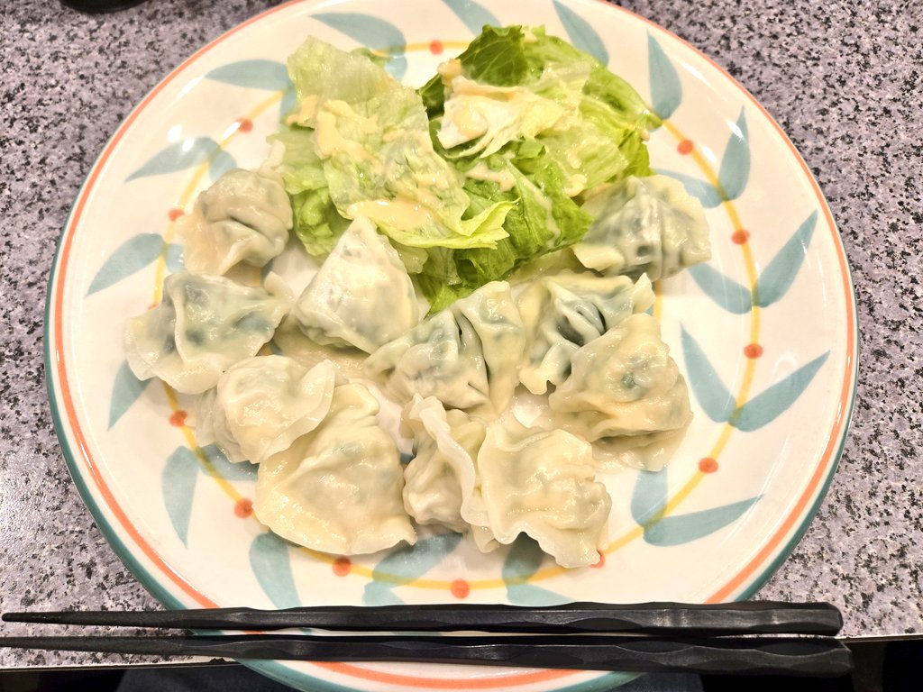 akiko2d's tweet photo. 元町の｢上海餃子｣で��ご飯。肉類ダメな私は白身魚水餃子とエビ中華セロリ水餃子を。人生初の水餃子。めちゃ美味しくてバクバク一気に食べたのでした😸ご馳走さまでした～ https://t.co/q3BHicFrZs
