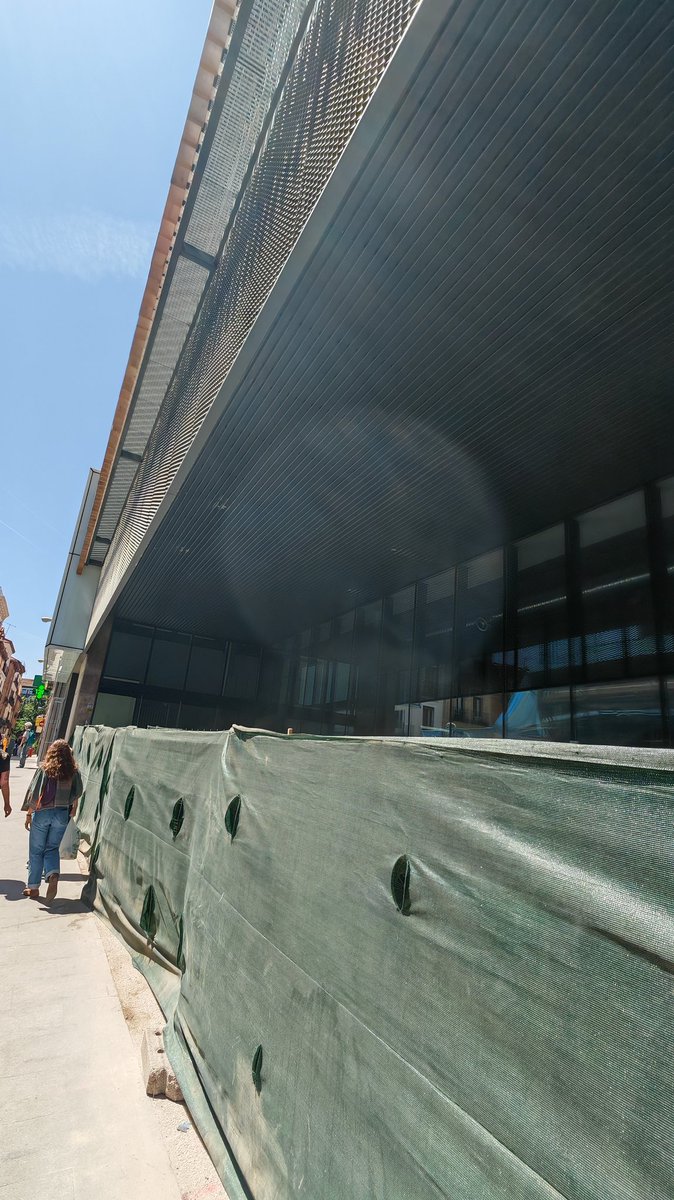 hyos33's tweet photo. @MADRID las obras del centro deportivo de la Calle Fucar se completaron hace más de un año y las instalaciones siguen sin servicio. ¿Pueden informarnos cuando entrarán en funcionamiento?
https://t.co/CfUPBx9Yvf https://t.co/wP3k9Td5TP