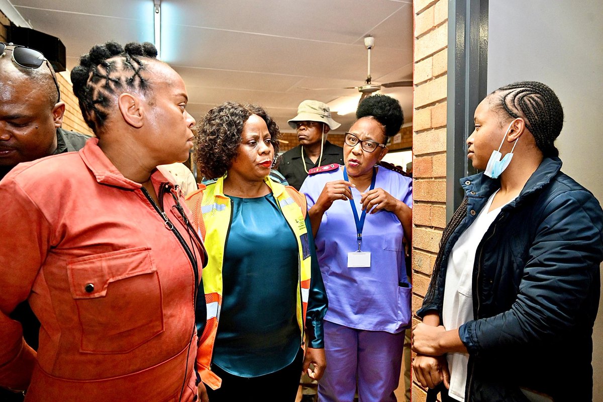 OtpLimpopo's tweet photo. Premier Dr @PhophiRamathuba together with EXCO members and Mogalakwena Local Municipality at Mahwelereng Clinic to assess state of service delivery. #ServiceDeliveryWeek #7thAdministration #ALimpopoThatWorksForAll #LetsGrowLimpopoTogether https://t.co/RG0WrEjvF7