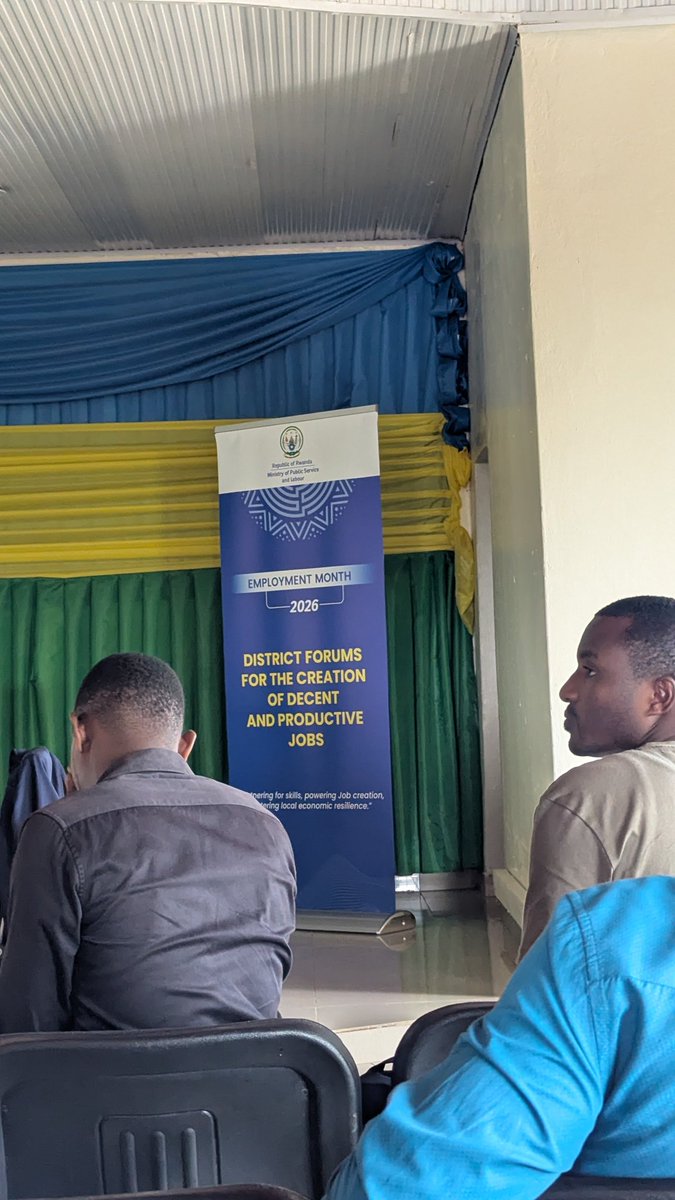Karongistaytour's tweet photo. @RwandaLabour
Ganza Réne Manager  @PSF_Rwanda muri @KarongiDistr  yagaragaje amahirwe Ari mukarere kacu nko gushora imari mubirwa bibereye ijisho byo mukiyaga cya Kivu,kubaka amahotel ku nkengero ziki kiyaga,tutibagiwe ubuhinzi Nko guhinga imboga, n'urusenda  no korora amafi https://t.co/H2Z0rUH0ez