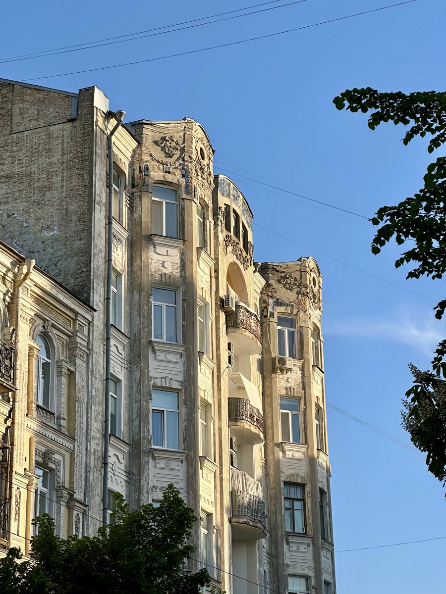 AnnaVlasenko's tweet photo. One building before and after a Russian attack on Kyiv https://t.co/E5cwW241EC