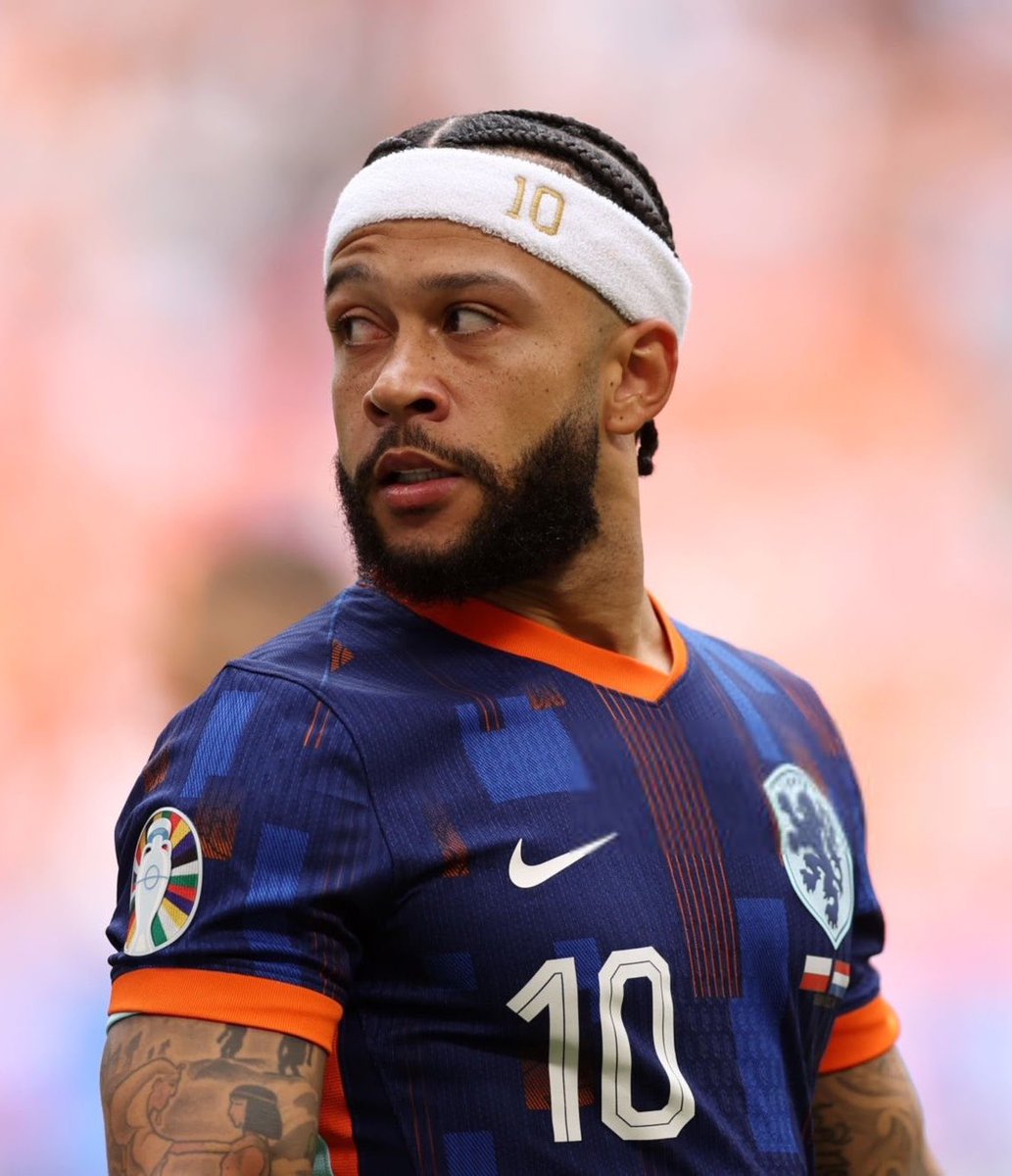 EPL_Gunlukleri's tweet photo. 📅 Üç gün önce: Jeremie Frimpong: “Depay umarım kadroya alınır. Takım için harika bir parça ve bizim için büyük bir lider.”

📅 Dün: Hollanda Teknik Direktörü Koeman, Frimpong’u çıkararak yerine Depay’ı aldı. https://t.co/VLDlOIFvob